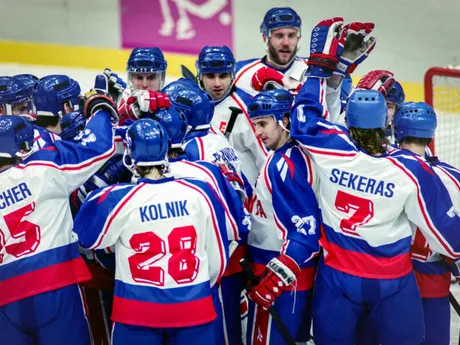 Radosť slovenských hokejistov po víťazstve nad Kanadou 3:1 na zimných olympijských hrách 1994 v Lillehammeri. 