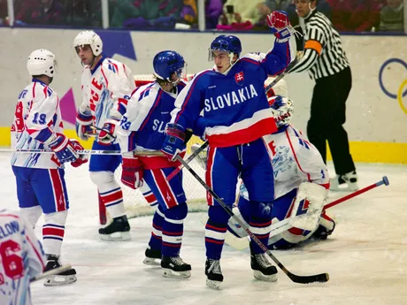 Miroslav Šatan oslavuje gól v zápase proti Francúzom na zimných olympijských hrách 1994 v Lillehammeri. 