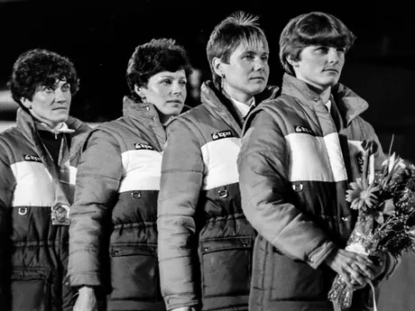 Květa Jeriová, Gabriela Svobodová, Bianka Paulů a Dagmar Švubová si preberajú strieborné medaily zo štafety v behu na lyžiach na zimných olympijských hrách 1984 v Sarajeve. 