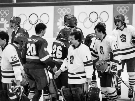 Československí a sovietski hokejisti po zápase na zimných olympijských hrách 1984 v Sarajeve. Zborná vyhrala 2:0 a získala zlato.