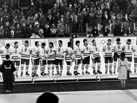 Československé hokejové mužstvo na zimných olympijských hrách 1984 v Sarajeve získalo strieborné medaily.