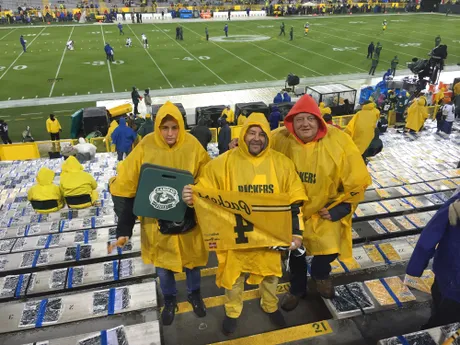 Fanúšikov NFL neraz prekvapí počas zápasov aj silný dážď.