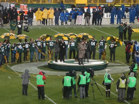 Zábery z ceremónie, počas ktorej Green Bay Packers vyradili číslo Bretta Favra.