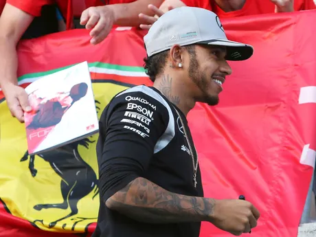 Britský jazdec formuly 1 Lewis Hamilton pred fanúšikmi Ferrari.