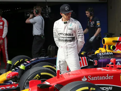 Lewis Hamilton si obzerá monopost Ferrari.