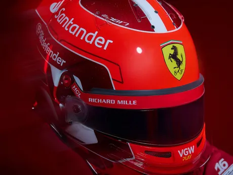 Prilba pilota Ferrari Charles Leclerc na sezónu F1 2024.