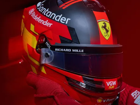 Prilba pilota Ferrari Carlosa Sainza na sezónu F1 2024.