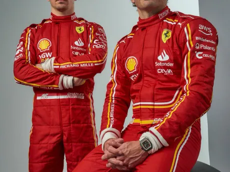 Piloti Ferrari na sezónu F1 2024 Charles Leclerc (vľavo) a Carlos Sainz.