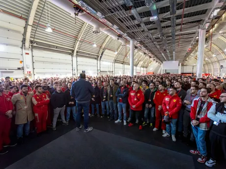 Zamestnanci tímu Ferrari pred sezónou F1 2024.