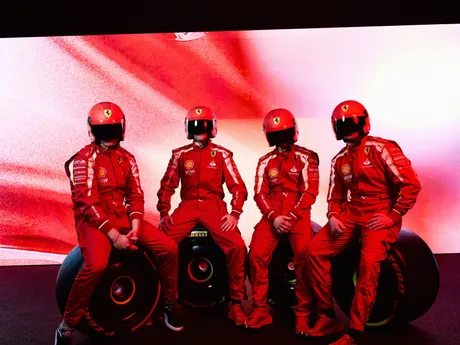 Kombinézy na sezónu F1 2024 pre mechanikov Ferrari.