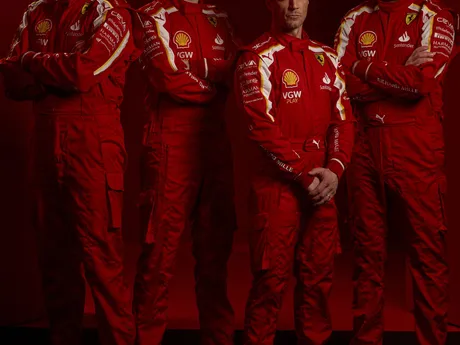 Kombinézy na sezónu F1 2024 pre mechanikov Ferrari.