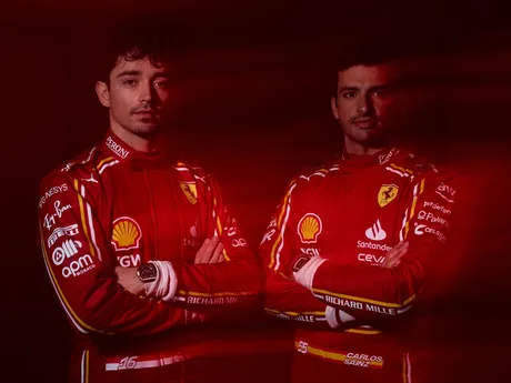 Piloti Ferrari na sezónu F1 2024 Carlos Sainz (vľavo) a Charles Leclerc.