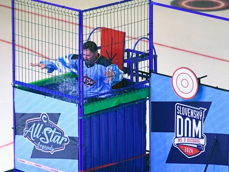 Ján Lašák padá do vody počas predstavenia novej súťaže zručností DUNK TANK v prestávke hokejovej exhibície All Star Legendy 2024 Tím východ - Tím západ v Steel Aréne v Košiciach.