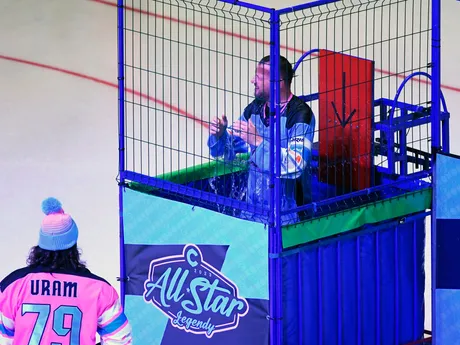 Marián Gáborík sa vynára z vody počas predstavenia novej súťaže zručností DUNK TANK v prestávke hokejovej exhibície All Star Legendy 2024 Tím východ - Tím západ v Steel Aréne v Košiciach.