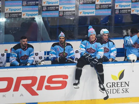 Hokejisti Tímu západ, druhý vpravo Žigmund Pálffy, tretí sprava Ľubomír Višnovský počas hokejovej exhibície All Star Legendy 2024 Tím východ - Tím západ v Steel Aréne v Košiciach.