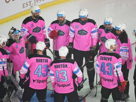 Hokejisti Tímu východ počas hokejovej exhibície All Star Legendy 2024 Tím východ - Tím západ v Steel Aréne v Košiciach.