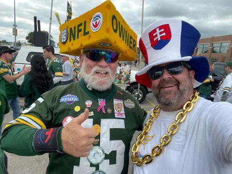 Fanúšikovia Green Bay Packers a ich typické syrové hlavy. 