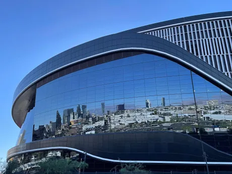 Allegiant Stadium efektne odráža stavby mesta Las Vegas.