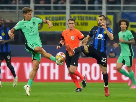 Momentka zo zápasu Inter Miláno - Atletico Madrid v osemfinále Ligy majstrov, vpravo Henrich Mchitarjan