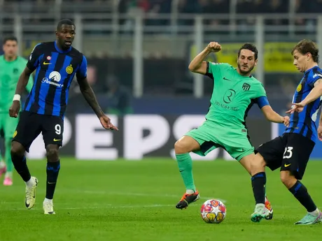 Momentka zo zápasu Inter Miláno - Atletico Madrid v osemfinále Ligy majstrov, zľava Marcus Thuram, Koke a Nicolo Barella