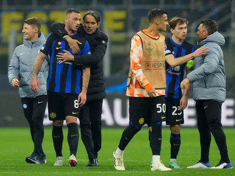 Momentka zo zápasu Inter Miláno - Atletico Madrid v osemfinále Ligy majstrov, vľavo Marko Arnautovič a tréner Simone Inzaghi