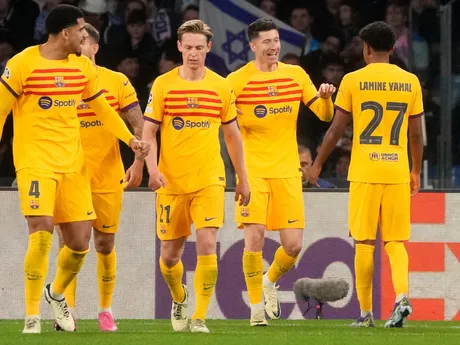 Zľava Ronald Araujo, Frenkie de Jong, Robert Lewandowski a Lamine Yamal sa tešia z gólu v zápase osemfinále Ligy majstrov SSC Neapol - FC Barcelona