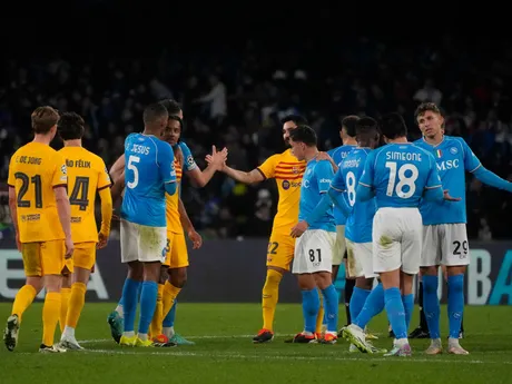 Hráči SSC Neapol a FC Barcelona si podávajú ruky po zápase osemfinále Ligy majstrov 