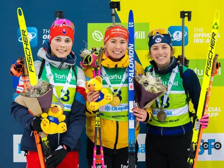 Nemka Julia Kinková získala zlatú medailu pred Emou Kapustovou (vľavo) a Fany Bertrandovou.