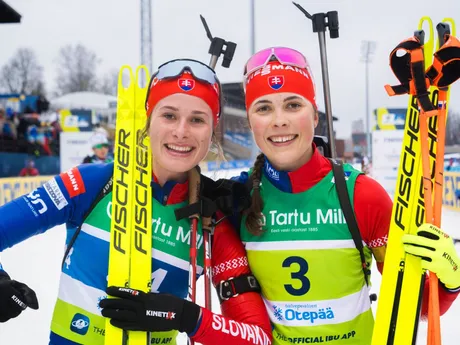Slovenské biatlonistky Sára Pacerová (vľavo) a Ema Kapustová počas juniorských MS 2024.