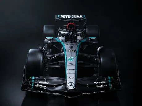 Monopost tímu Mercedes s názvom W15 na sezónu F1 2024.