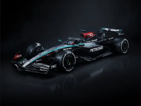 Monopost tímu Mercedes s názvom W15 na sezónu F1 2024.