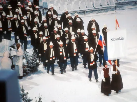 Nástup slovenských športovcov na zimných olympijských hrách 1994 v Lillehammeri. Vlajkonosič výpravy bol Peter Šťastný.