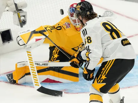David Pastrňák z Tímu McDavid strieľa gól na turnaji hviezd NHL 2024.