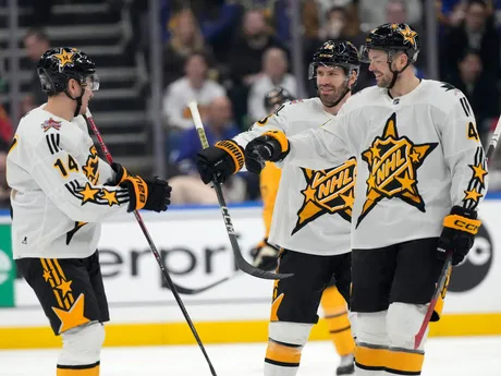 Nick Suzuki, Boone Jenner a Tomáš Hertl z Tímu McDavid sa tešia po strelenom góle na turnaji hviezd NHL 2024.