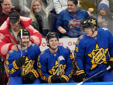 Justin Bieber, Clayton Keller, Alex DeBrincat a William Nylander z Tímu Matthews na turnaji hviezd NHL 2024.
