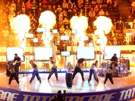 Speváčka Tate McRae počas turnaja hviezd NHL 2024.