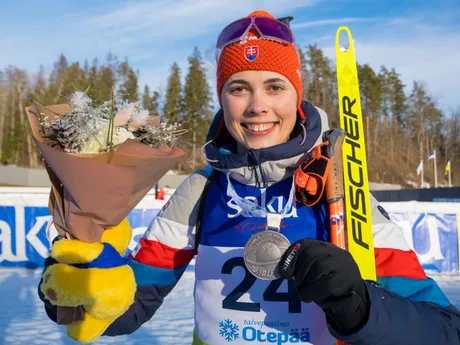Ema Kapustová so striebornou medailou z MS juniorov 2024. 
