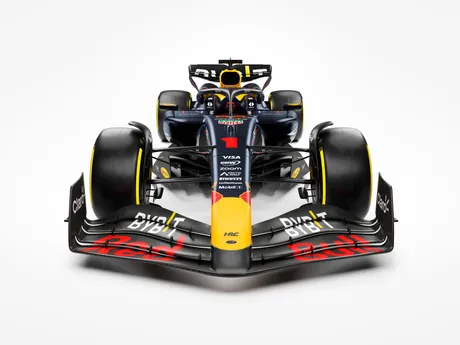 Monopost tímu Red Bull s názvom RB20 na sezónu F1 2024.