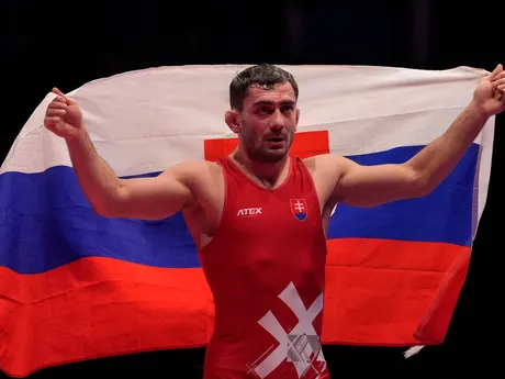 Slovenský reprezentant Taimuraz Salkazanov oslavuje po víťazstve nad Tureckom Sonerom Demitasom v zápase o zlatú medailu v kategórii mužov do 74 kg voľným štýlom počas majstrovstiev Európy v zápasení v Bukurešti.