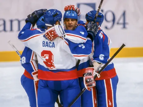 Radosť slovenských hokejistvov na zimných olympijských hrách 1994 v Lillehammeri. 