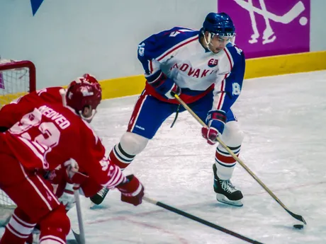 Petr Nedvěd a Miroslav Šatan v zápase Kanada - Slovensko (1:3) na zimných olympijských hrách 1994 v Lillehammeri. 