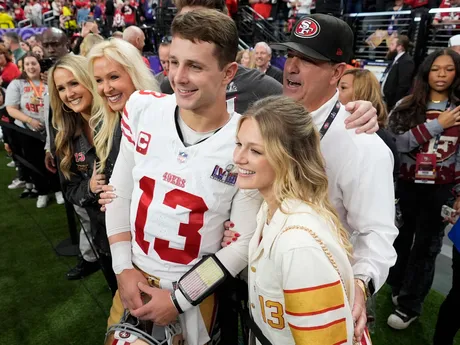 Quarterback San Francisca 49ers Brock Purdy na fotografií so svojou rodinou. 