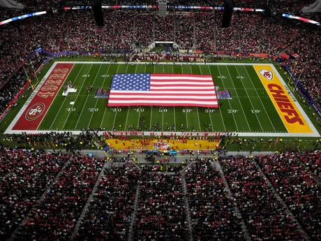Americká vlajka pred začiatkom Super Bowlu 58 na štadióne v Las Vegas. 