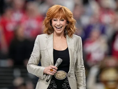 Reba McEntireová zaspievala štátnu hymnu USA pred začiatkom Super Bowlu 58. 