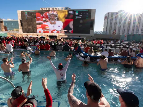 Fanúšikovia si užívali Super Bowl 58 aj z bazéna na streche hotela Circa Resort & Casino. 