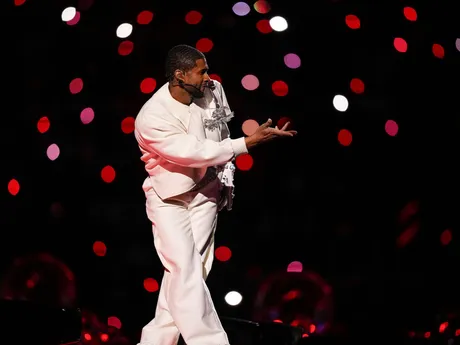 Usher bol hlavnou hviezdou polčasovej šou Super Bowlu 58.