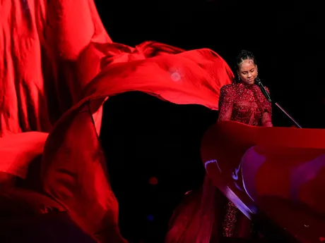 Aj americká speváčka Alicia Keys sa predstavila počas polčasovej šou.