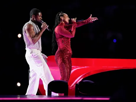 Usher a Alicia Keys vystúpili v polčasovej šou Super Bowlu 58.