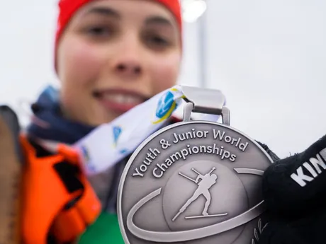 Ema Kapustová získala už druhú striebornú medailu na juniorských MS v biatlone 2024.