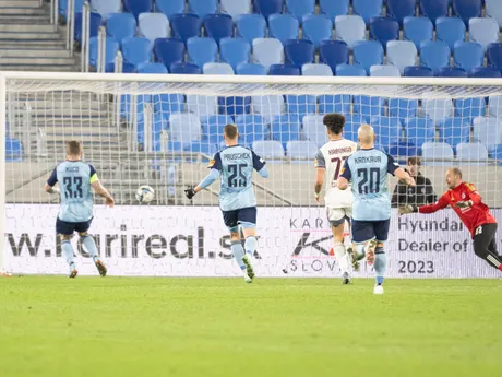 Na snímke gól, vľavo ho strieľa René Paraj (Podbrezová), sprava Slovanisti Milan Borjan, Jaba Kankava, Lukáš Pauschek a Juraj Kucka.